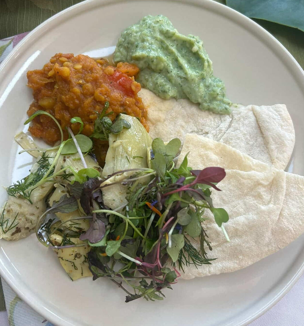 artiste culinaire et j’offre des services en tant que cheffe cuisinière pour des événements privés, tels que des retraites spirituelles de tout genre.